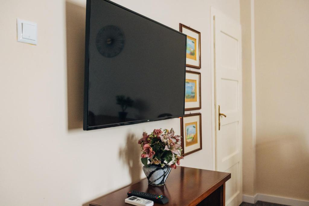 TV a/nebo společenská místnost v ubytování Laguna Green Guest House