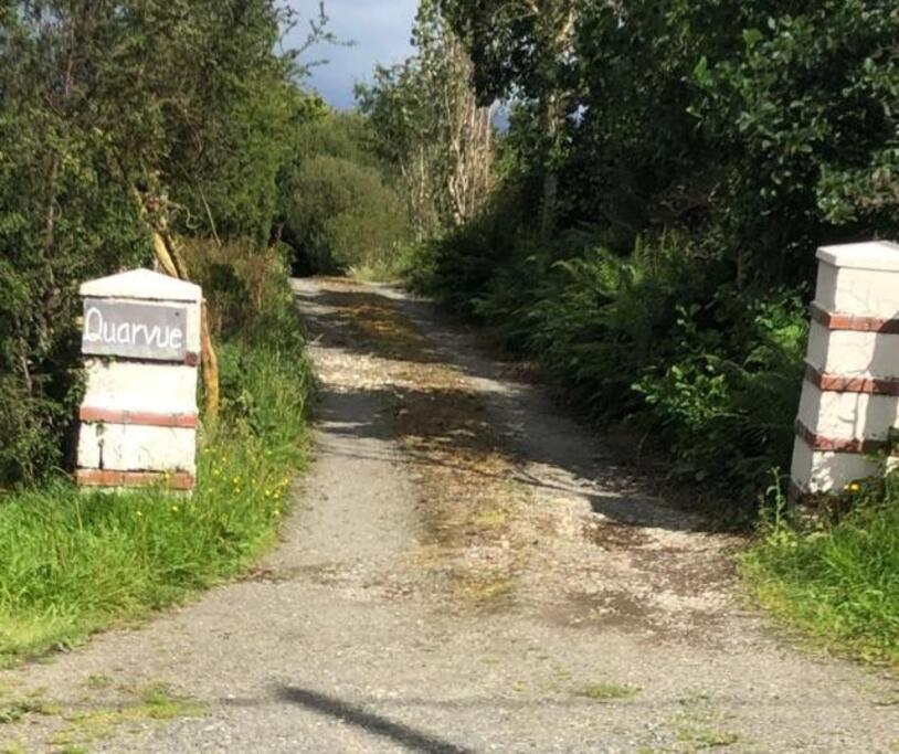 un chemin de terre avec un panneau latéral dans l'établissement Quarvue Loft, à Ó Méith
