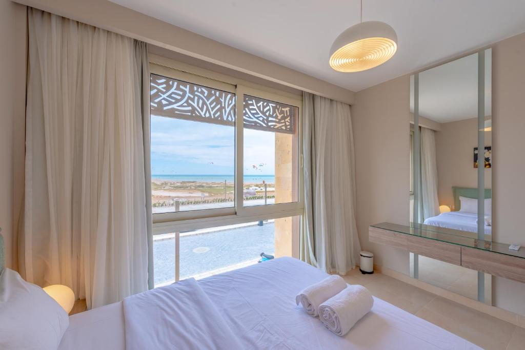 Postel nebo postele na pokoji v ubytování Mangroovy 2 Bedroom Sea View Apartment, Pool & Beach