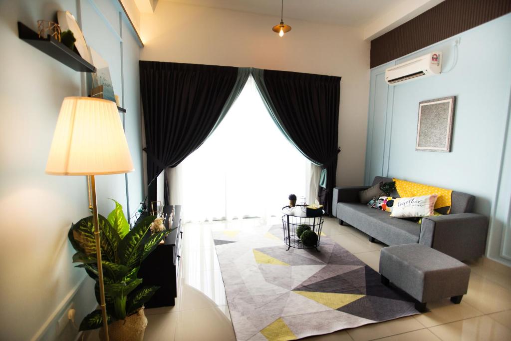 - un salon avec un canapé et une grande fenêtre dans l'établissement Austin Suites Mount Austin By The one - 2 bedroom 5 pax, à Johor Bahru