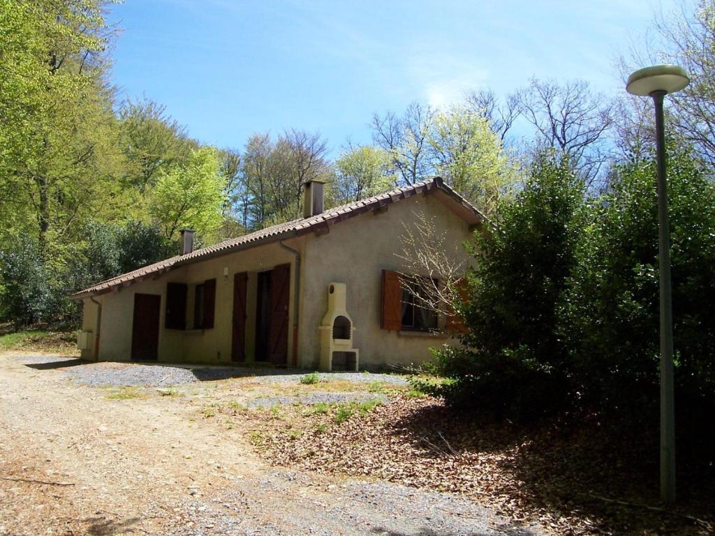 a small house sitting on top of a dirt road at Les gîtes de la Planette - gîte 3 in Saint-Amans-Valtoret