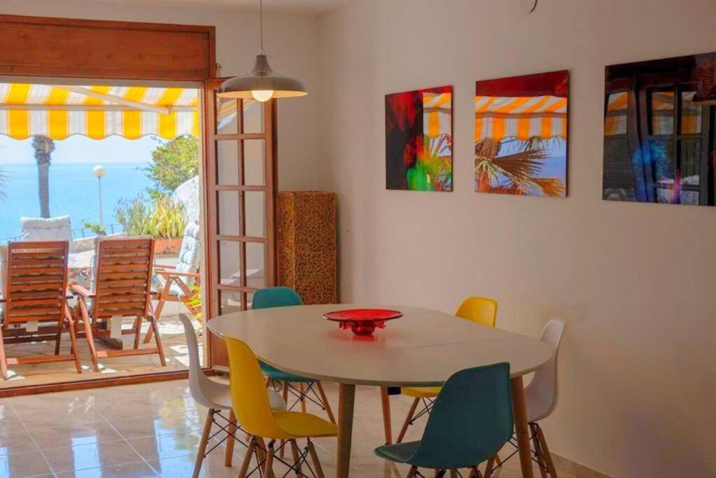 Fotografia z galérie ubytovania Villa Jo - stunning front line beach house. v destinácii L'Ametlla de Mar