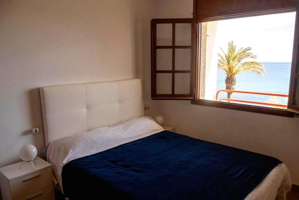 Fotografia z galérie ubytovania Villa Jo - stunning front line beach house. v destinácii L'Ametlla de Mar