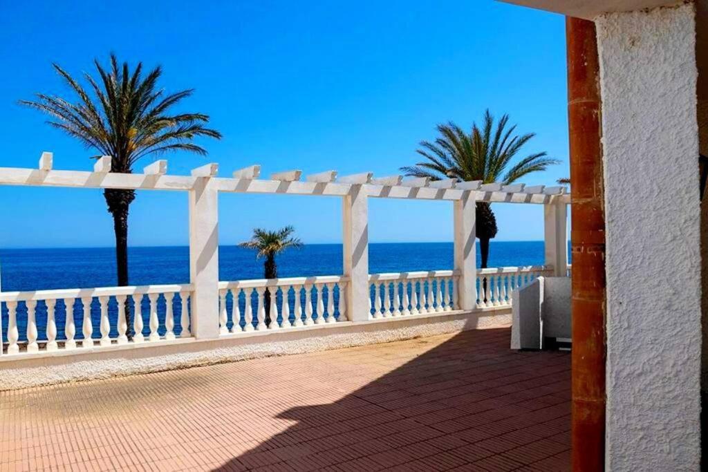 Fotografia z galérie ubytovania Villa Jo - stunning front line beach house. v destinácii L'Ametlla de Mar