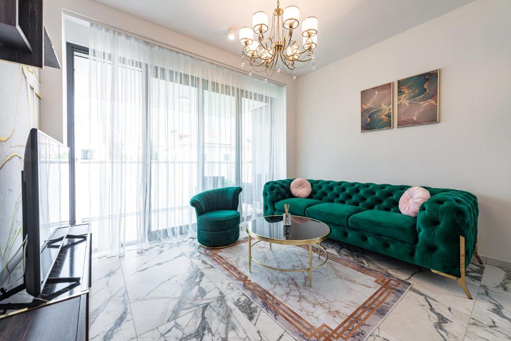 sala de estar con sofá verde y TV en Stunning Luxury Apartment Royal Glamour en Dubrovnik
