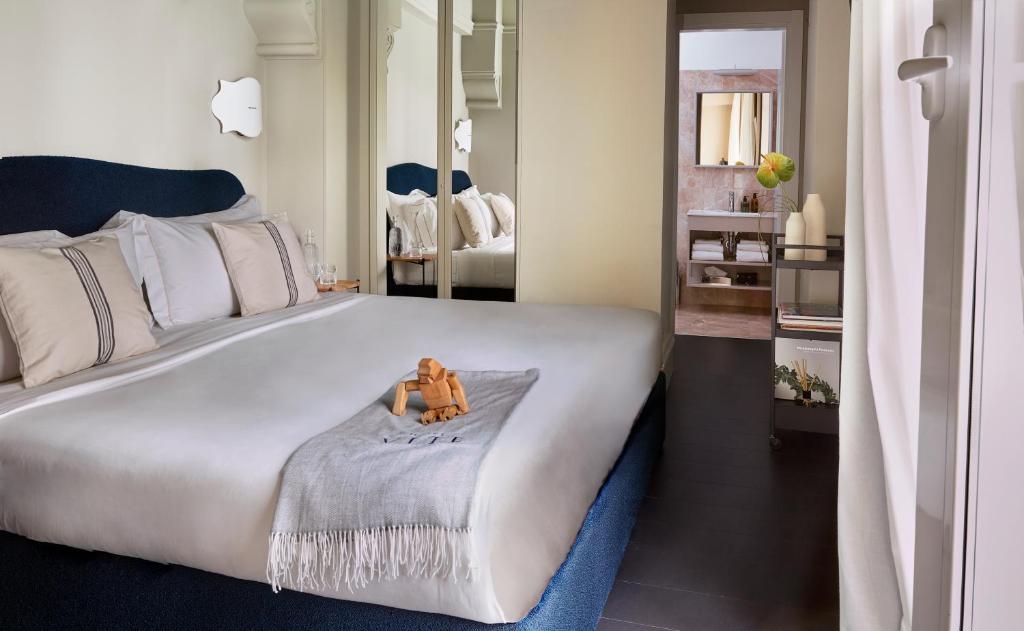 Letto o letti in una camera di HOTEL VITE - By Naman Hotellerie