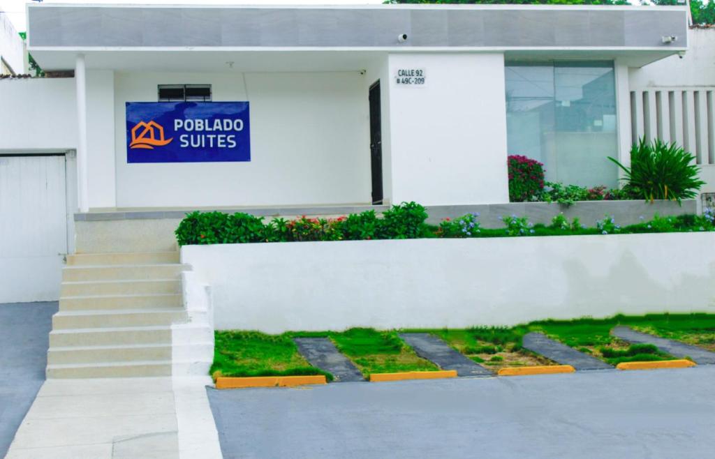 un edificio con un cartel en el costado en Hotel Poblado Suite en Barranquilla