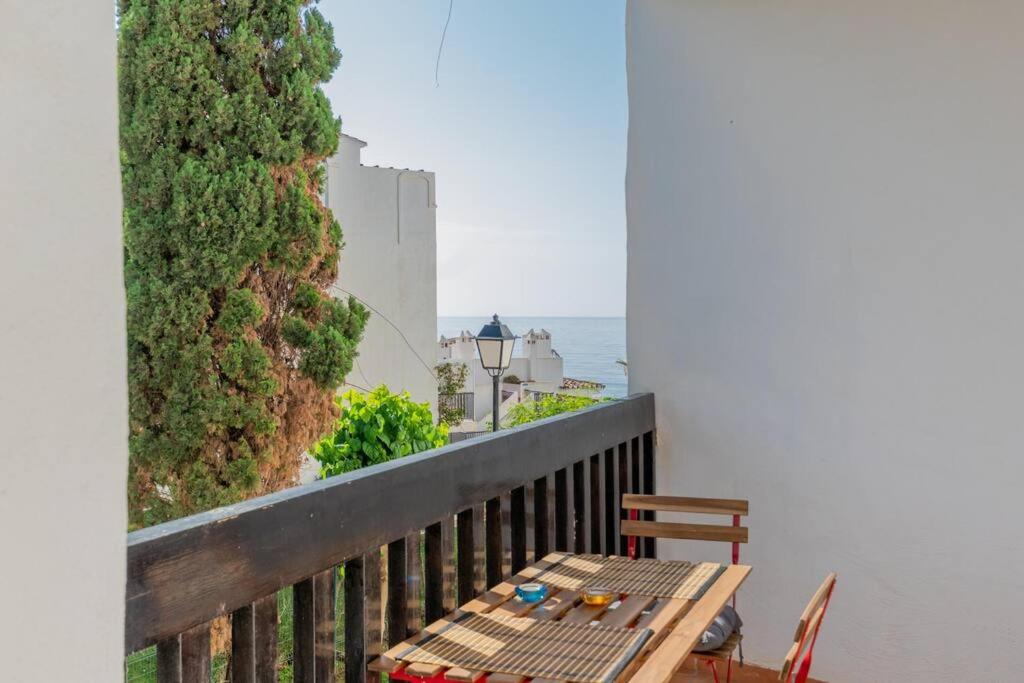 Balkón nebo terasa v ubytování Beachfront sea view in cozy 1BR with pool and garage