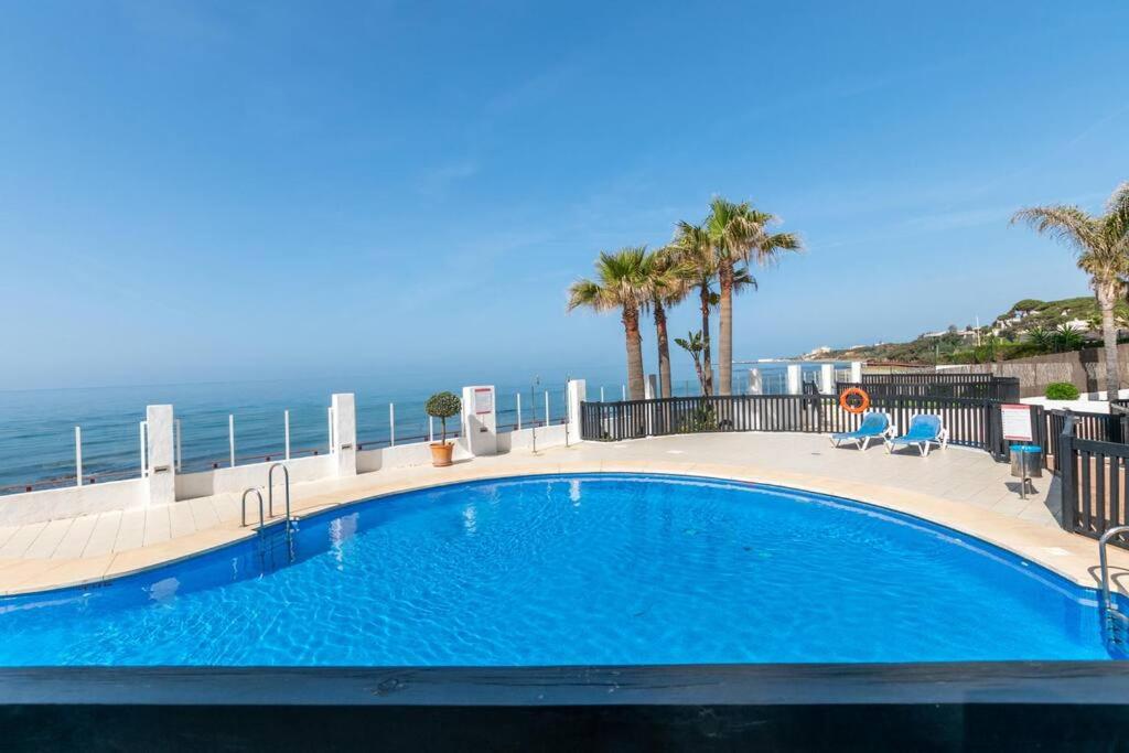 Bazén v ubytování Beachfront sea view in cozy 1BR with pool and garage nebo v jeho okolí