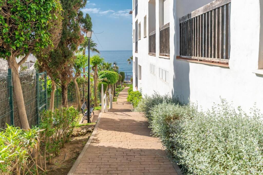 Zahrada ubytování Beachfront sea view in cozy 1BR with pool and garage