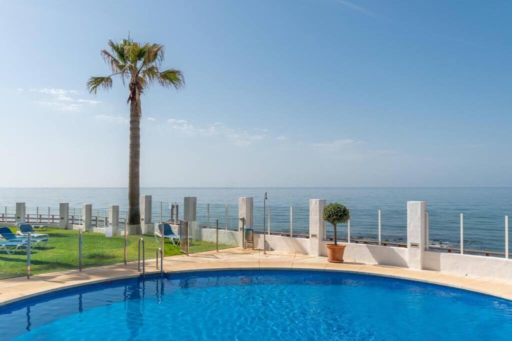 Bazén v ubytování Beachfront sea view in cozy 1BR with pool and garage nebo v jeho okolí