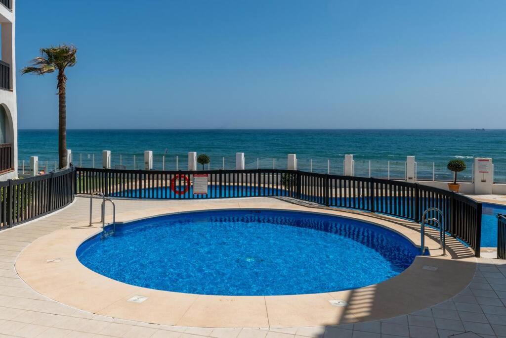 Bazén v ubytování Beachfront sea view in cozy 1BR with pool and garage nebo v jeho okolí