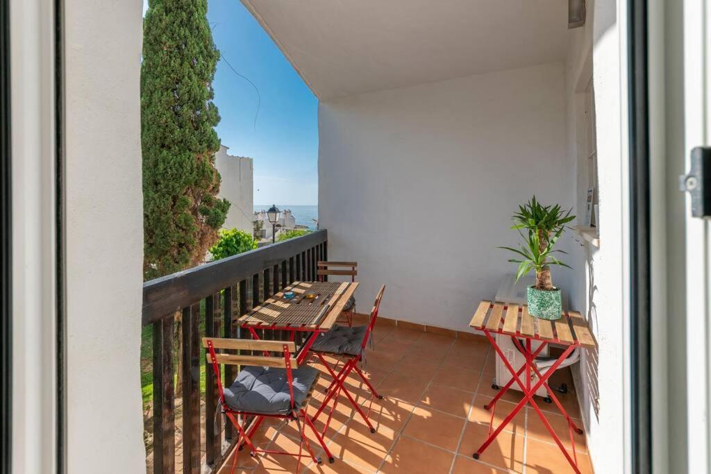Balkón nebo terasa v ubytování Beachfront sea view in cozy 1BR with pool and garage