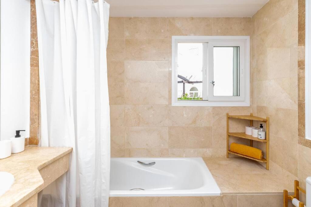 Koupelna v ubytování Beachfront sea view in cozy 1BR with pool and garage