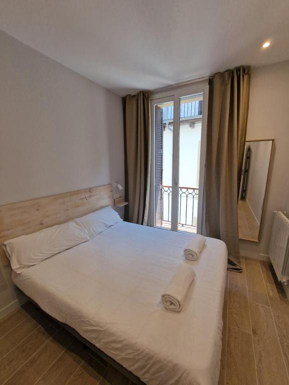 1 dormitorio con 1 cama con 2 toallas en Beach Break Guesthouse, en San Sebastián