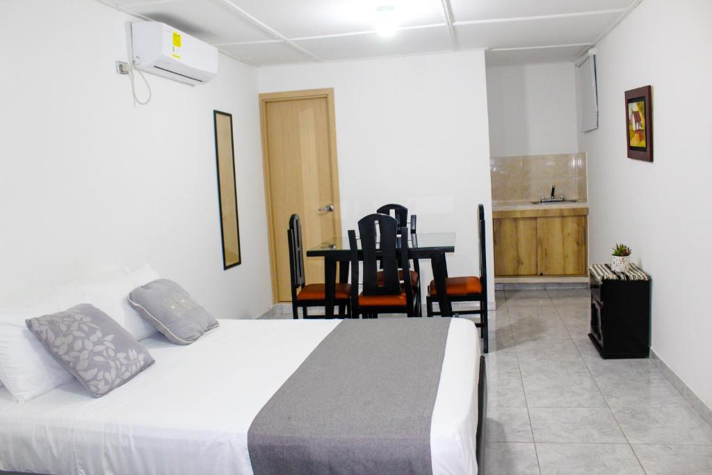 Postel nebo postele na pokoji v ubytování Hotel Poblado Suite