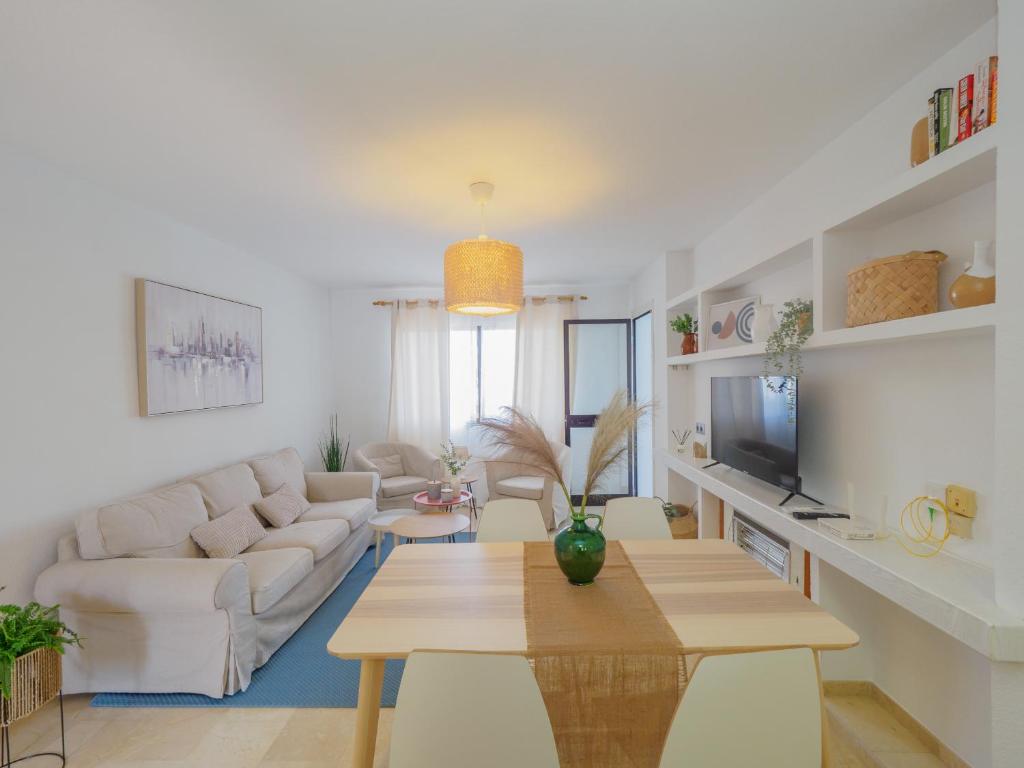 TV a/nebo společenská místnost v ubytování Cubo's Apartamento Las Acacias Beach