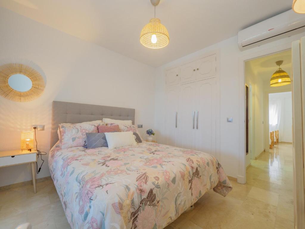 Postel nebo postele na pokoji v ubytování Cubo's Apartamento Las Acacias Beach