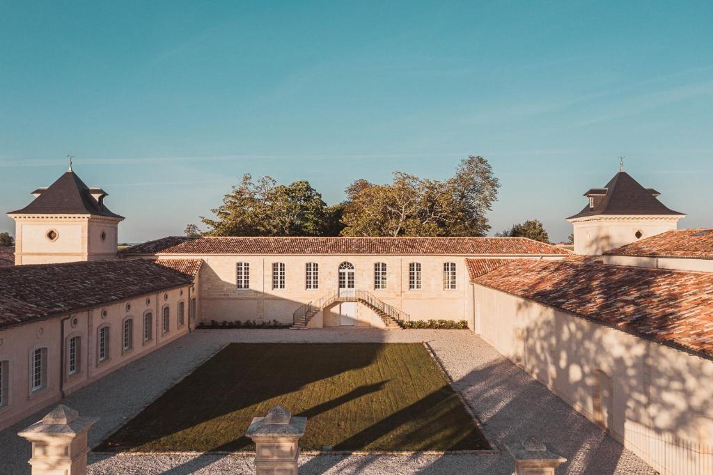 Blick auf den Innenhof eines Gebäudes in der Unterkunft Château Laffitte Carcasset in Saint-Estèphe