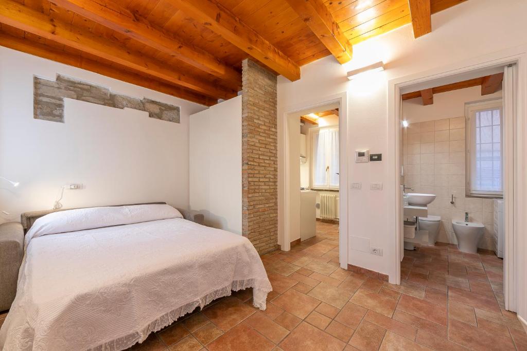 a bedroom with a bed and a bathroom at VIA 5 GIORNATE 13 - Apartment in Como