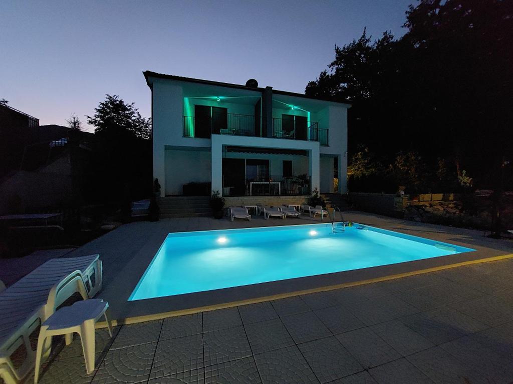 Basen w obiekcie Villa Madlen lub w pobliżu