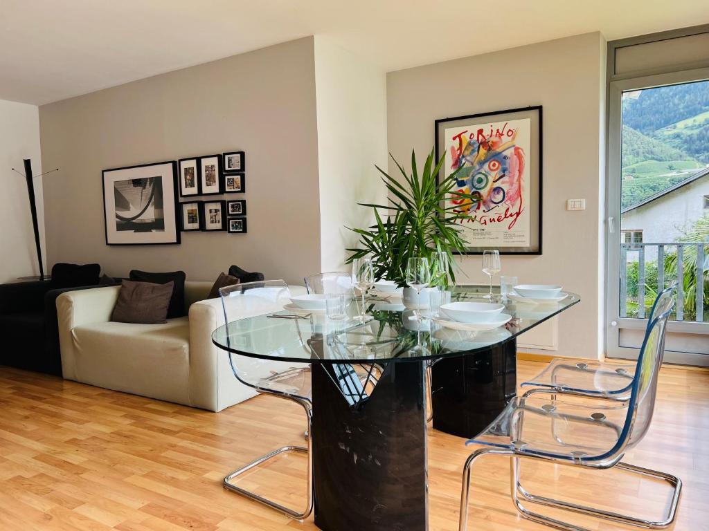 a living room with a glass table and chairs at Villa Maria in Rablà