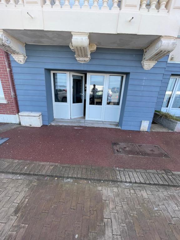 Exteriér nebo vchod ubytování appartement avec Wifi résidence Les sables face mer