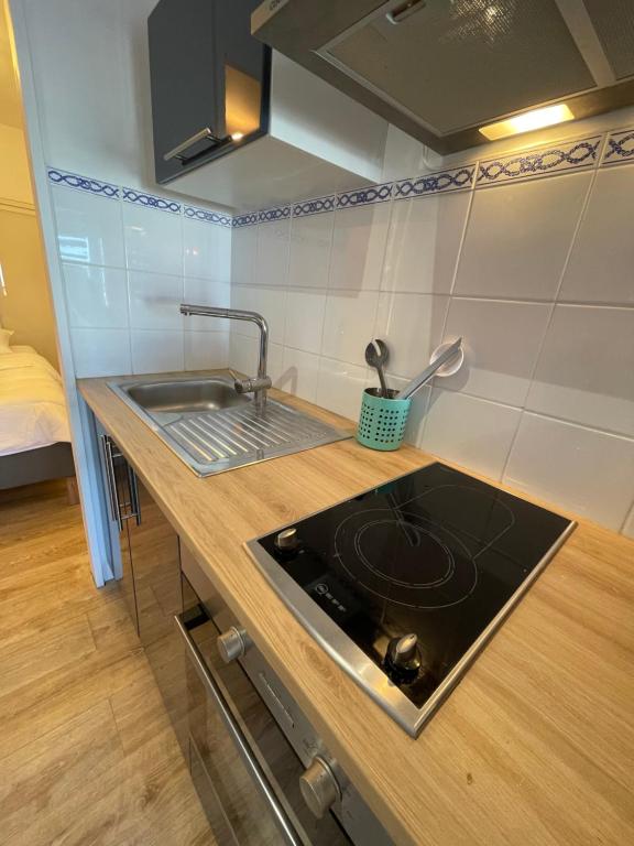 Kuchyň nebo kuchyňský kout v ubytování appartement avec Wifi résidence Les sables face mer