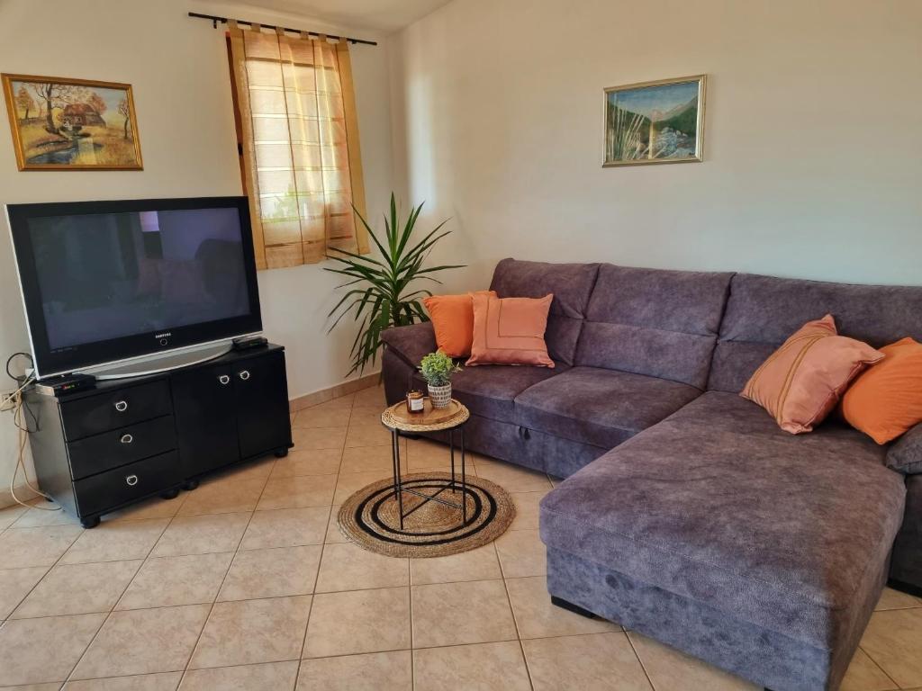 TV a/nebo společenská místnost v ubytování Sunny apartment with pool