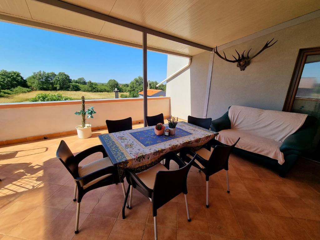 Posezení v ubytování Sunny apartment with pool