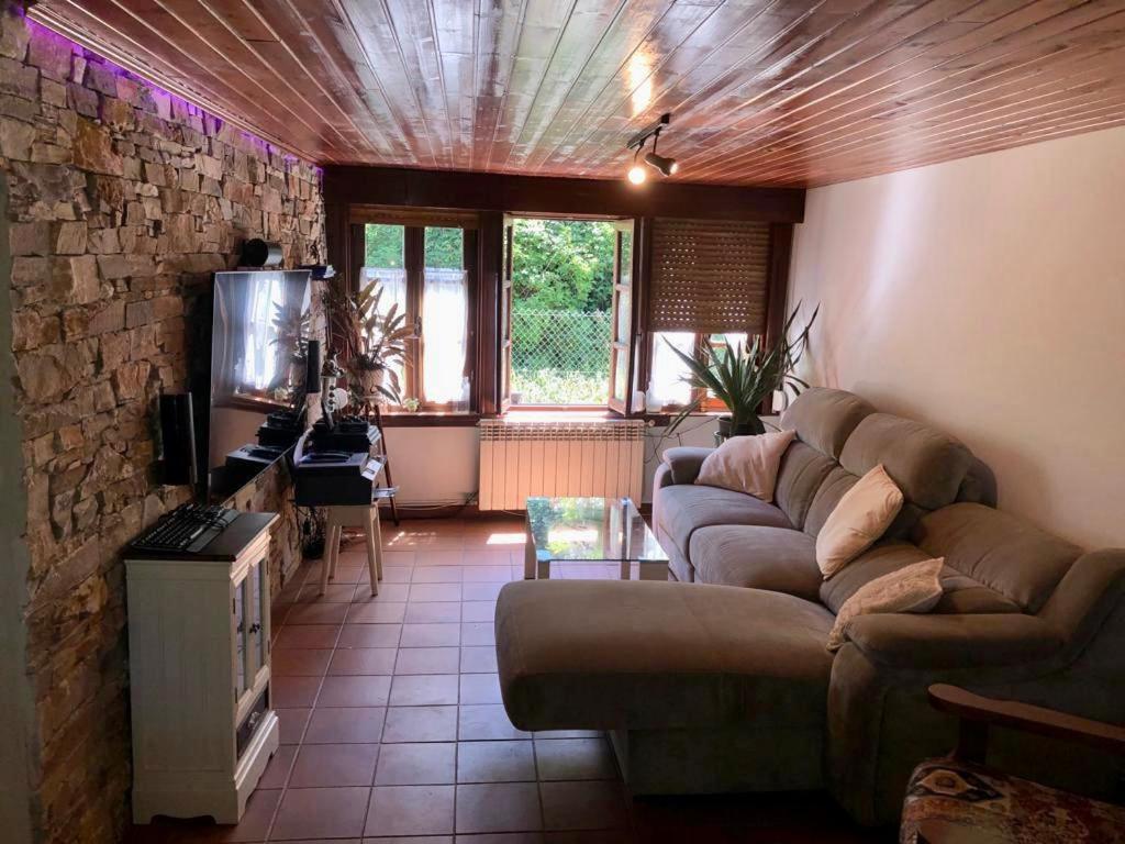 A television and/or entertainment centre at Finca in mitten der Natur.