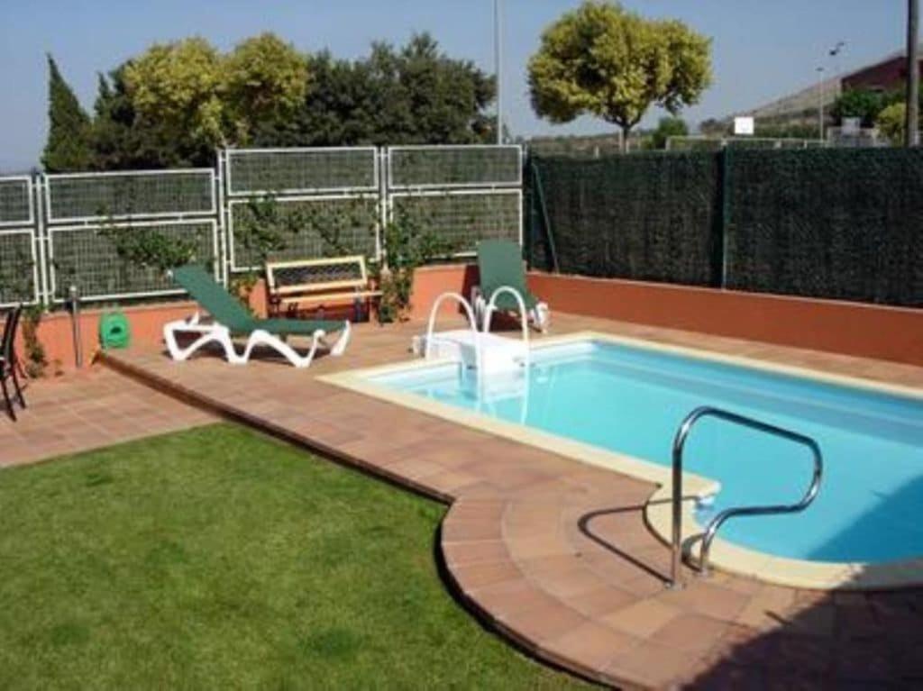 托羅埃利亞－德蒙特格里的住宿－Ca la Rosa，一个带两把草坪椅的游泳池