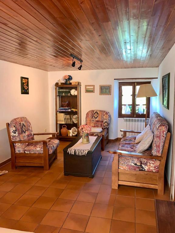 A seating area at Finca in mitten der Natur.