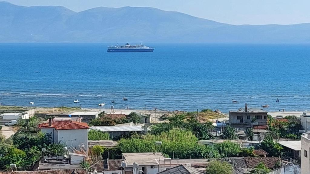 un grand bateau de croisière dans l'océan avec des maisons dans l'établissement Sweetview 2-bedroom apartment with 3 balcony seaview, à Vlorë