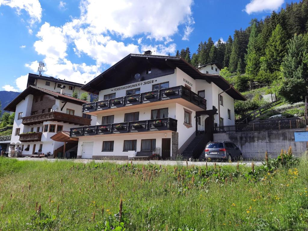 un edificio con un coche aparcado delante de él en Haus Bergblick, en Spiss