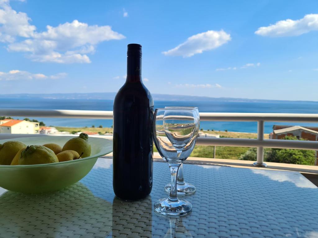 eine Flasche Wein auf einem Tisch mit einem Glas in der Unterkunft Lucky Pearl in Split