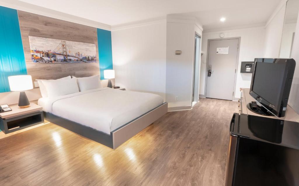 
Economy room, 1 Double bed - Interior Balcony, restaurant area
