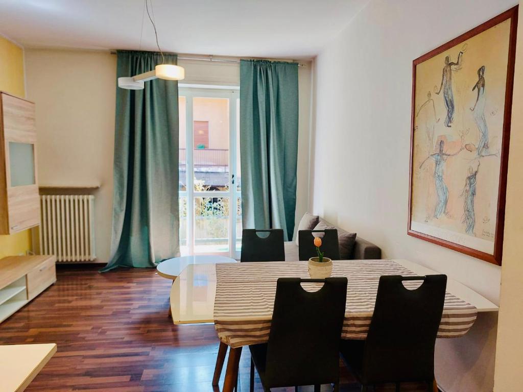 sala de estar con mesa de comedor con sillas en appartmentslapiazzetta -1-2-6, en Sesto Calende