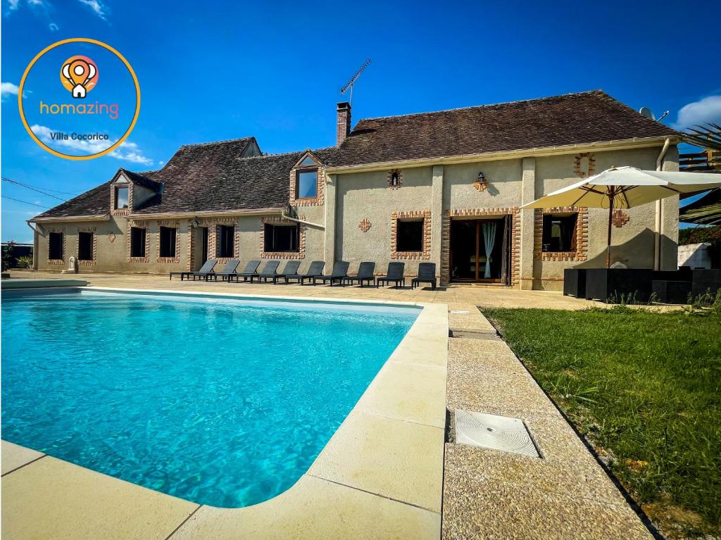 ein Haus mit einem Pool vor einem Haus in der Unterkunft Villa festive HOMAZING piscine privée 1h de Paris in Chantecoq