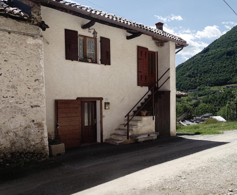 een huis met een trap naar een deur bij La casetta di Elsa in Cesiomaggiore