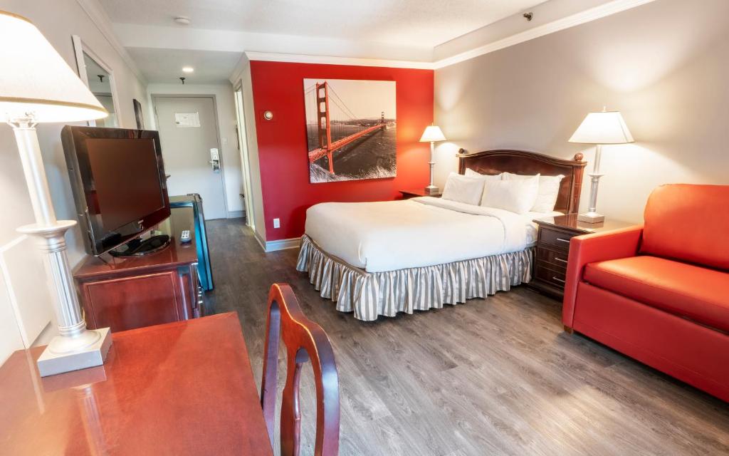 
Traditional room, 1 Queen bed - Interior Balcony, garden area
