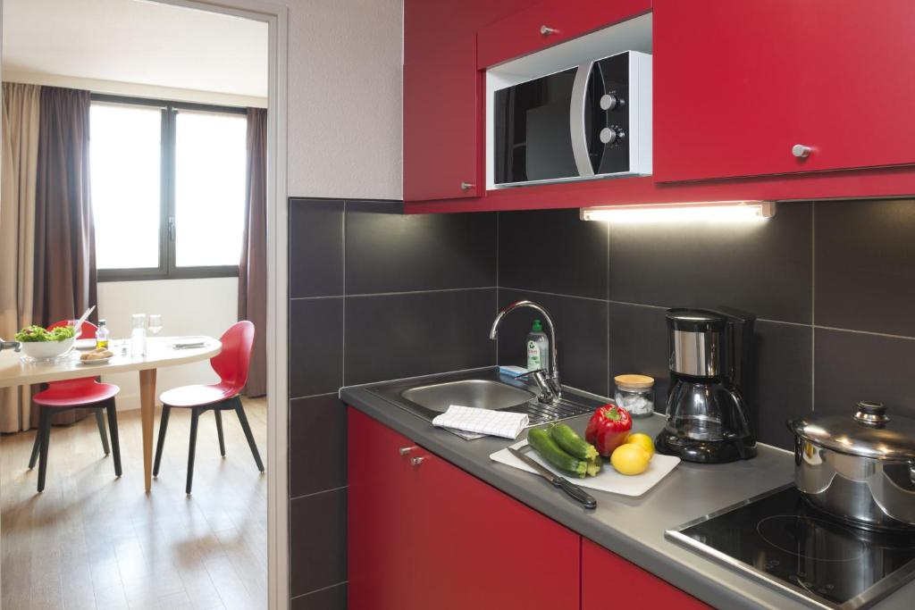 Una cocina o cocineta en Aparthotel Adagio Toulouse Centre Ramblas