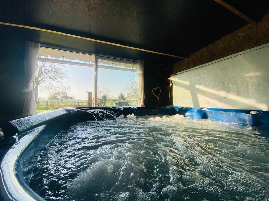 Fotografie z fotogalerie ubytování Chambre avec spa privé v destinaci Candor