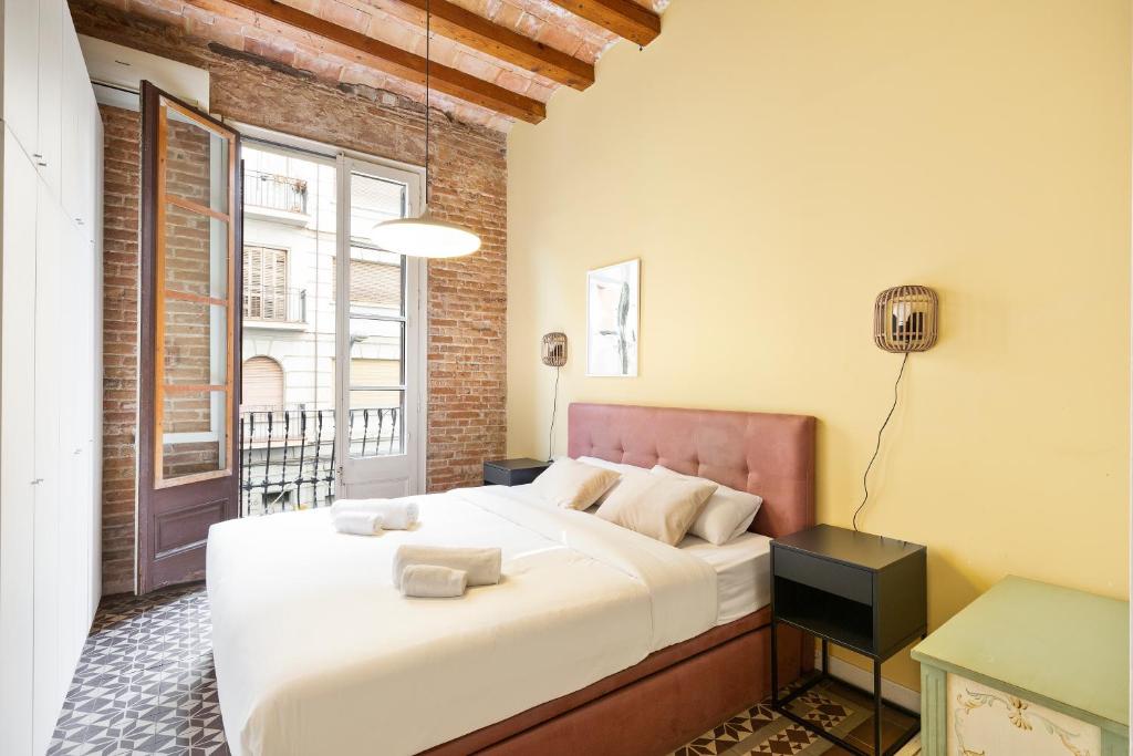 a bedroom with a large bed in a room at Moianes Apartment by Olala Homes in Barcelona