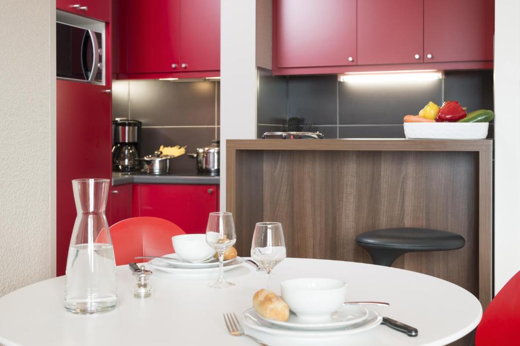 Una cocina o cocineta en Aparthotel Adagio Toulouse Centre Ramblas