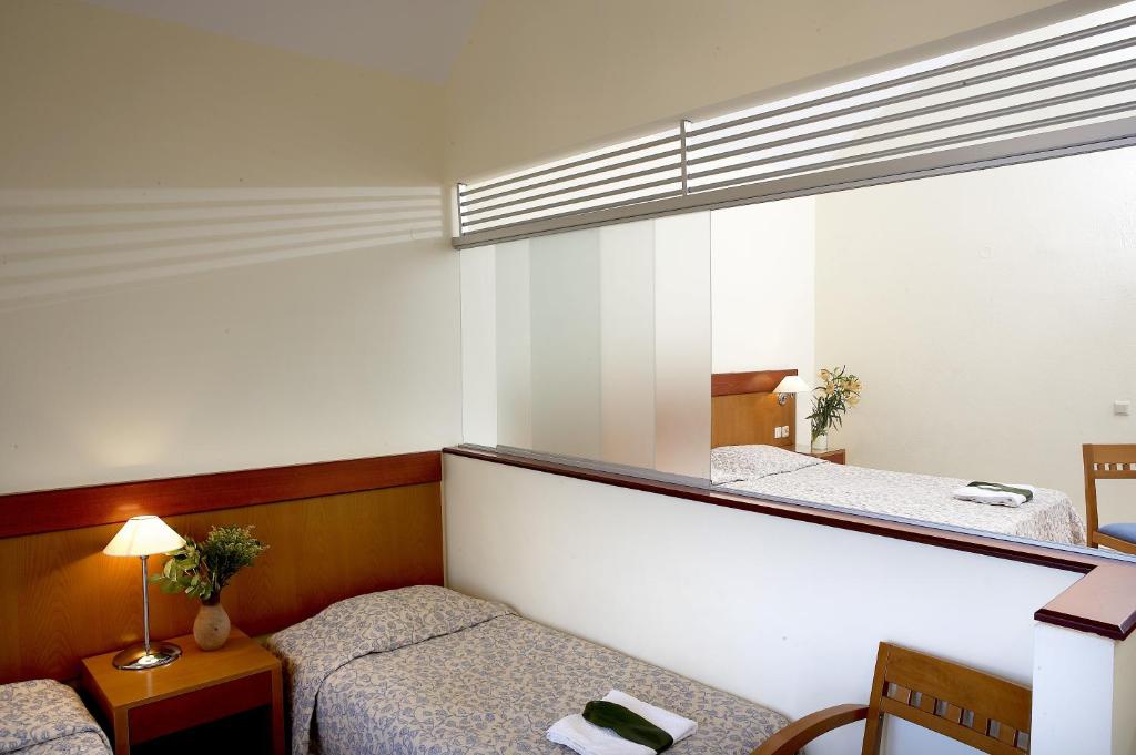 Łóżko lub łóżka w pokoju w obiekcie Avra Beach Resort