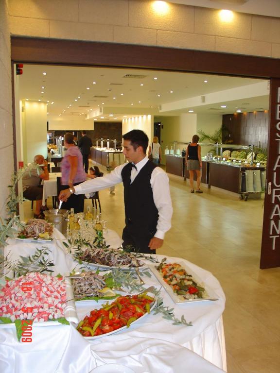 Goście zatrzymujący się w obiekcie Avra Beach Resort