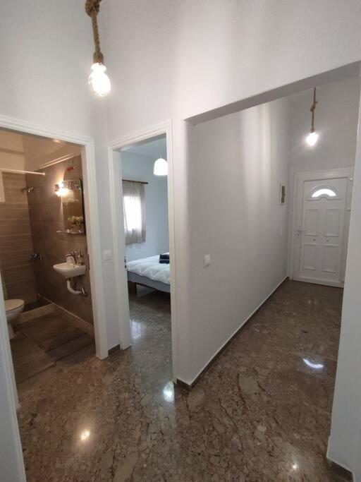 a room with a bathroom with a sink and a toilet at Διαμέρισμα κοντά στην θάλασσα in Arkoudi