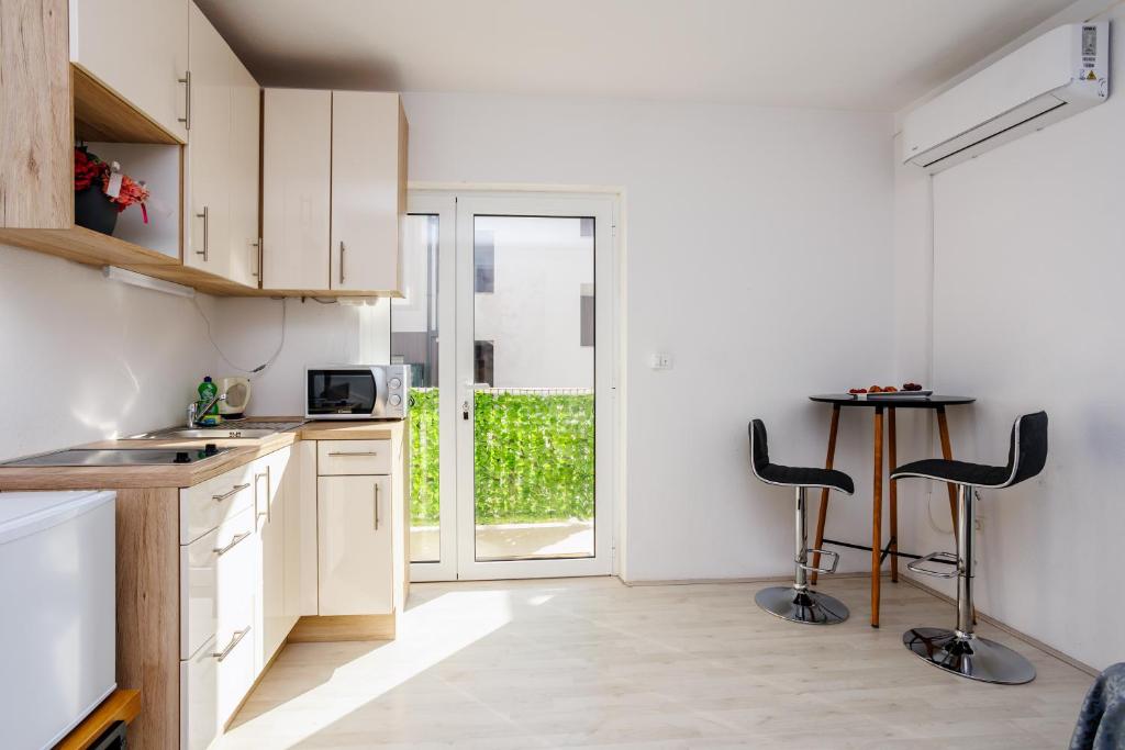 Kuchyňa alebo kuchynka v ubytovaní Apartment ANA Podstrana