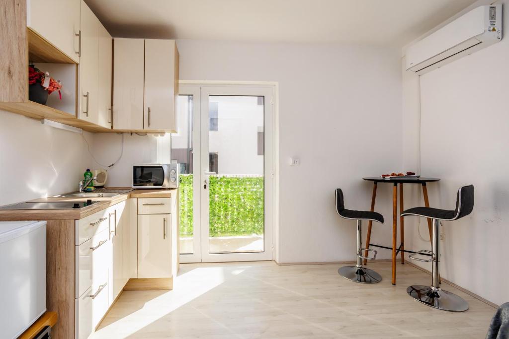Kuchyňa alebo kuchynka v ubytovaní Apartment ANA Podstrana